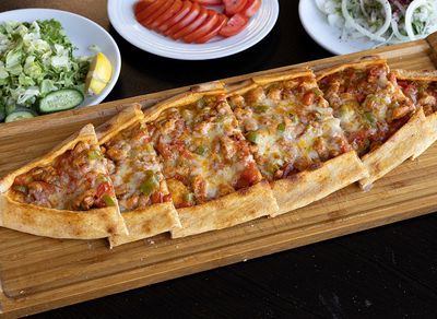 Kuşbaşılı Kaşarlı Pide