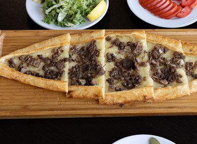Kavurmalı Kaşarlı Pide