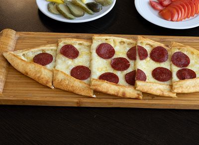 Sucuklu Kaşarlı Pide