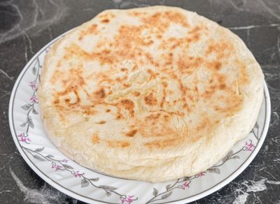 Kavurmalı Kaşarlı Bazlama Tost