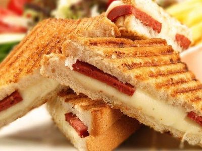 Sucuklu kaşarli tost