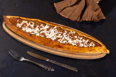 Kıymalı Kaşarlı Pide