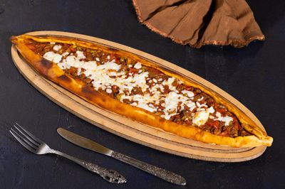 Kuşbaşılı Kaşarlı Pide