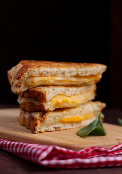 Jumbo Ekmek Arası Cheddarlı Tost