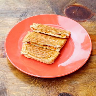 Jumbo Ekmek Arası Kavurmalı Kaşarlı Tost