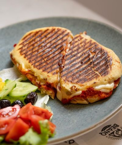 Kaşarlı Sucuklu Bazlama Tost