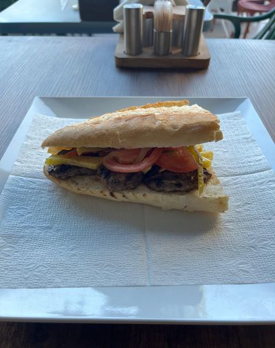 Yarım Ekmek Arası Izgara Köfte