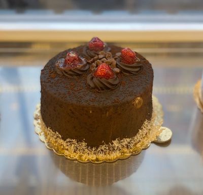 Çikolatalı Çilekli Pasta (Orta Boy)