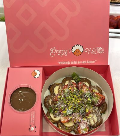 Çiçek Waffle Özel Soslu Kutu