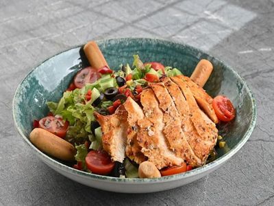 Izgara Tavuklu Salata