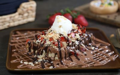 Belçi̇ka Çi̇kolatali Bi̇tter Çi̇kolatali Dondurmali Muzlu Çi̇lekli̇ Waffle 2 Ki̇şi̇li̇k