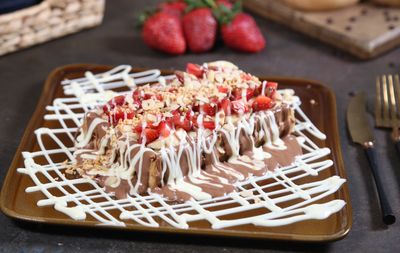 Belçi̇ka Çi̇kolatali Beyaz Çi̇kolatali Muzlu Çi̇lekli̇ Orman Meyveli̇ Waffle 2 Ki̇şi̇li̇k