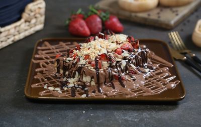 Belçi̇ka Çi̇kolatali Bi̇tter Çi̇kolatali Muzlu Çi̇lekli̇ Waffle 2 Ki̇şi̇li̇k