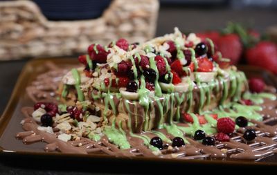 Belçi̇ka Çi̇kolatali Antep Fistikli Soslu Muzlu Çi̇lekli̇ Orman Meyveli̇ Waffle 2 Ki̇şi̇li̇k