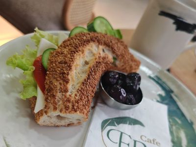 Kaşar Peynirli Simit Sandviç