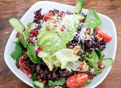 Chialı-Avokadolu Salata (Vegan)