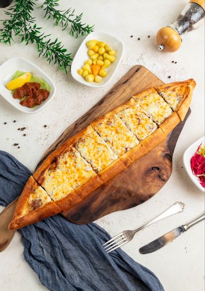 Kıymalı Kaşarlı Pide