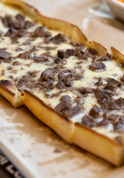 Kavurmalı Kaşarlı Pide