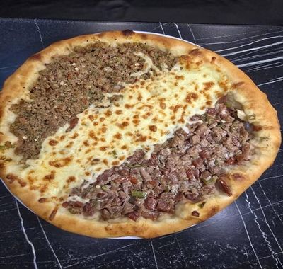 Yuvarlak Kaşarlı Kuşbaşılı Kıymalı Pide