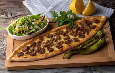 Kavurmalı Kaşarlı Pide