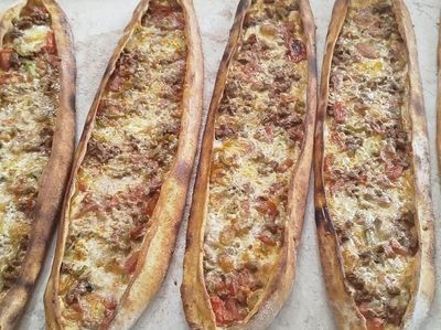 Kıymalı Kaşarlı Pide