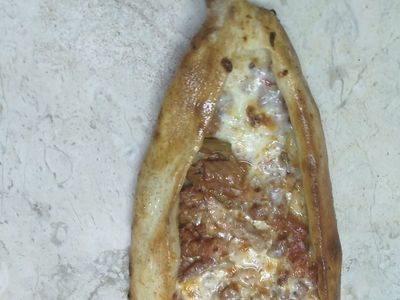 Kuşbaşılı Kaşarlı Pide