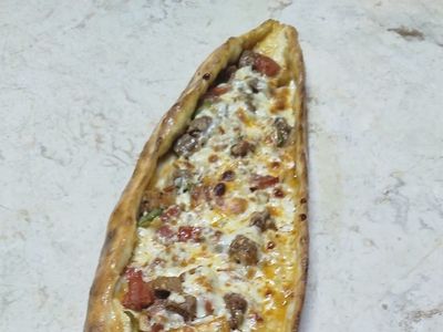 Kaşarlı Sucuklu Pide