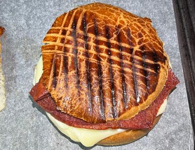 Sucuklu Kaşarlı Poğaça Tost