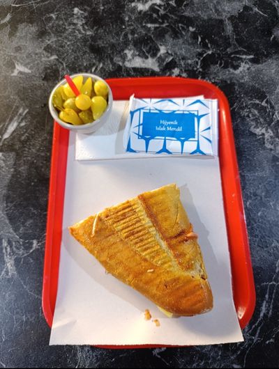 Çeyrek Ekmek Arası Patatesli Kaşarlı Tost