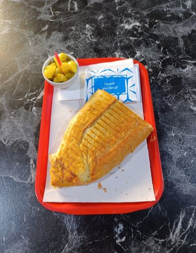 Yarım Ekmek Arası Patatesli Kaşarlı Tost