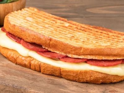 Kaşarlı Sucuklu Tost