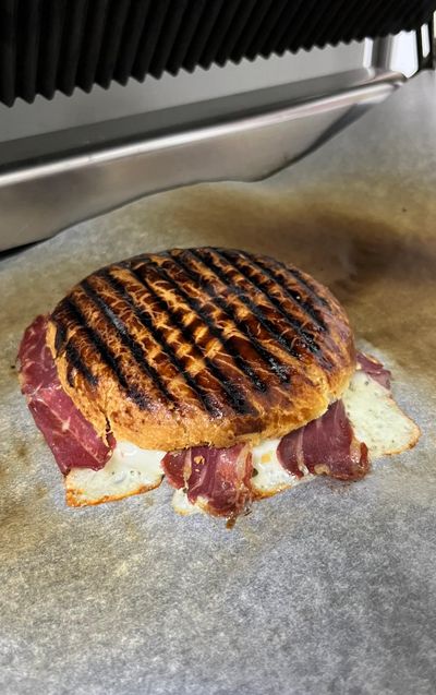 Pastırmalı Poğaça Tost