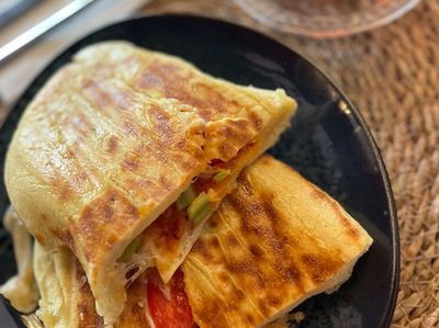 Kavurmalı & Kaşar Peynirli Bazlama Tost 