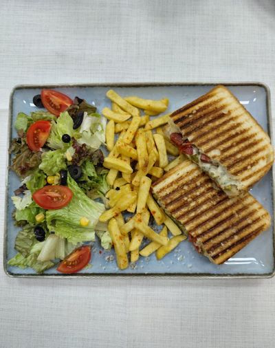 Beyaz Peynirli Domatesli Tost