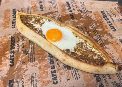Kıymalı Yumurtalı Pide