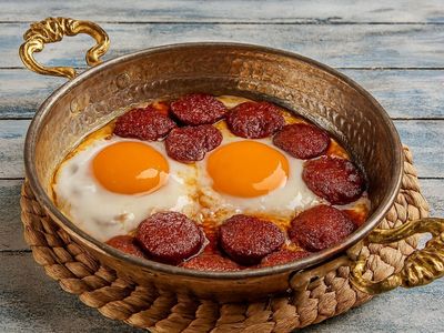 Sahanda Sucuklu Yumurta
