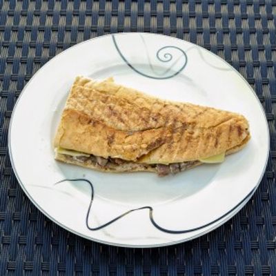 Yarım Ekmek Arası Kavurmalı Kaşarlı Tost