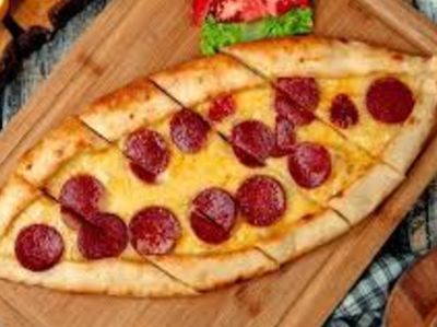 Kaşarlı Sucuklu Pide