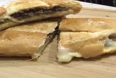 Yarım Ekmek Arası Kavurmalı Kaşarlı Tost