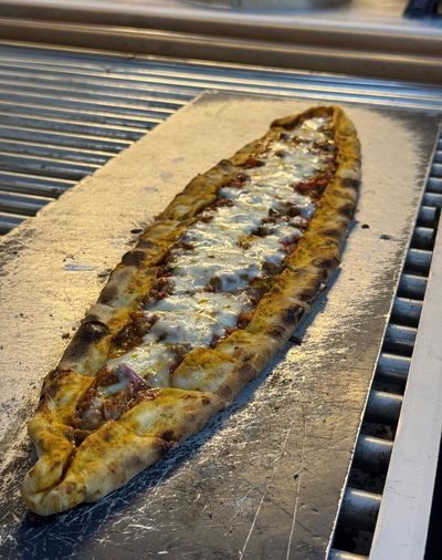 Kuşbaşılı Kaşar Peynirli Pide