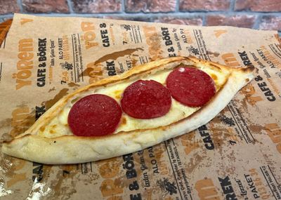 Sucuklu Kaşarlı Pide