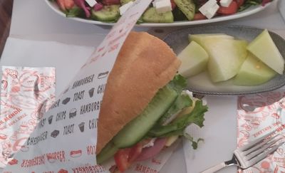 Yörük tuzsuz peyniri dana macarlı zeytin ezmesi sandwiç 