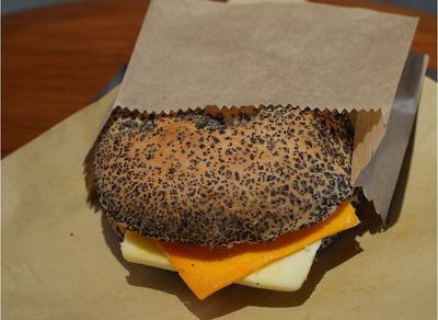 Peynirli Haşhaşlı Sandviç