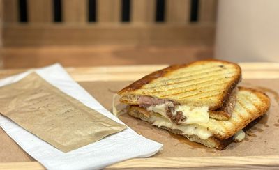 Kavurmalı Kaşarlı Tost