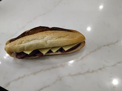 Kaşarlı Sucuklu Ekmek Arası Sandviç