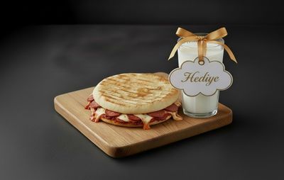 Sucuklu Kaşarlı Salçalı Bazlama Tost