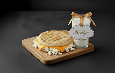 Cheddarlı Beyaz Peynirli Bazlama Tost