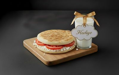 Beyaz Peynirli Domatesli Bazlama Tost