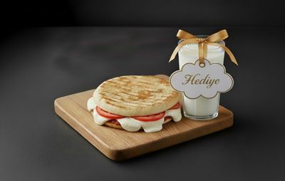 Mozarellalı Kaşarlı Domatesli Bazlama Tost
