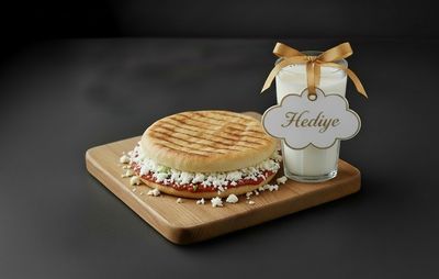 Beyaz Peynirli Salçalı Bazlama Tost